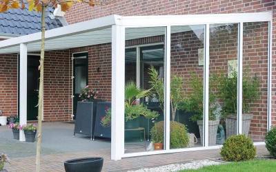 Terrasse mit kompletter Glas-Seitenverkleidung
