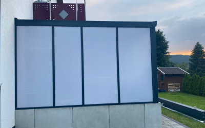 Milchglas-Seitenwand auf Terrasse
