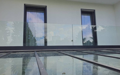 Glasgeländer mit Edelstahlpfosten
