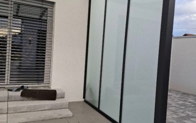 Sichtschutzwand mit satiniertem Glas
