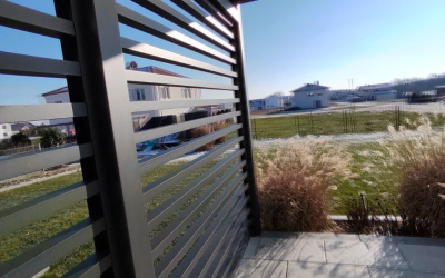 Seitenverkleidung aus Aluminium und Glas
