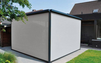 Weiße Seitenwand mit Aluminiumrahmen
