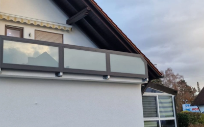 Moderner Grundstückszaun mit blickdichten Metallelementen