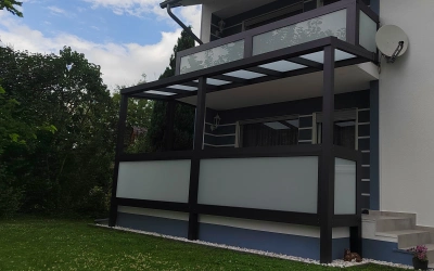 Geländer mit horizontalen Seilen für moderne Terrasse
