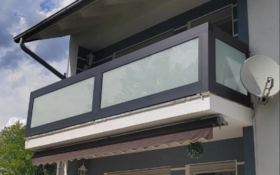 Seitlich montiertes Treppengeländer aus Edelstahl
