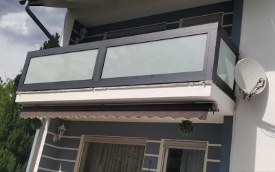 Schwarzes Metallgeländer mit klarer Linienführung
