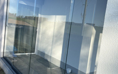 Großflächige Glastüren mit klarem Blick ins Freie