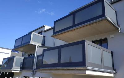 Geländer für Betontreppe mit kantigem Design
