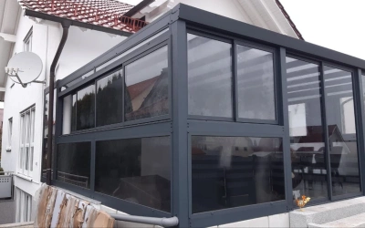 Wintergarten im verschneiten Garten