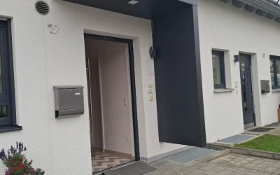 Vordach mit Aluminiumprofilen und Sicherheitsglas
