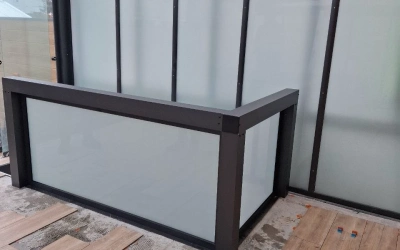 Dekorativer Zaun mit waagerechten Metalllatten
