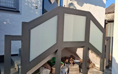 Schwarzer Metallzaun mit Designelementen
