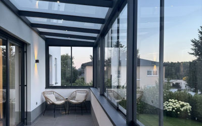 Ger&auml;umiger Wintergarten mit Gartenblick