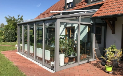 Ger&auml;umiger Wintergarten mit Gartenblick