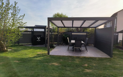 Minimalistischer Carport mit Metallst&uuml;tzen