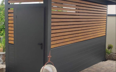 Freistehender Carport mit schwarzem Rahmen