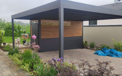 Doppelcarport mit Glasdach und Auffahrt