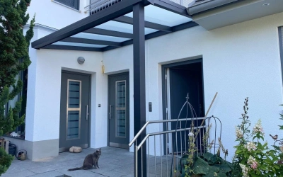 Wandmontierter Baldachin mit klaren Linien
