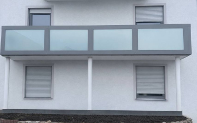 Wei&szlig;er Balkon mit satiniertem Glas