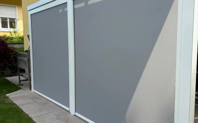 An der Fassade montierte Markise
