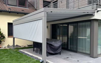 Terrassenmarkise mit Dachverlängerung und Glaswänden
