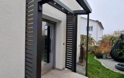 Minimalistischer Baldachin mit schwarzem Rahmen
