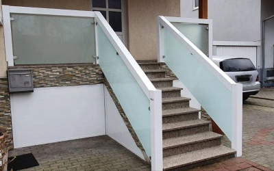 Geländer mit Metallrahmen
