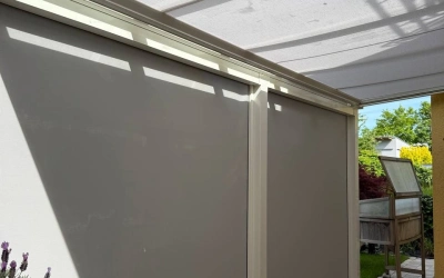 Freistehende Markise mit Metallgestell für große Terrassenflächen
