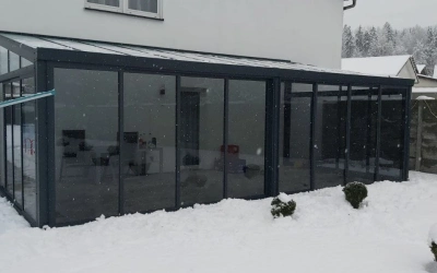 Eleganter Wintergarten mit Terrasse