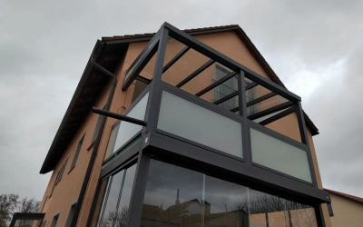 Überdachter Balkon mit Glasgeländer
