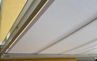Terrassenüberdachung mit textiler Beschattung und Stahlprofilen
