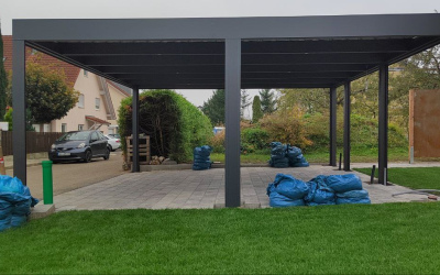 Carport mit Holzimitat an den Seiten