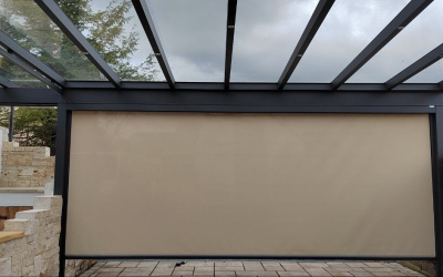 Minimalistische Markise mit flacher Bauform und Metallrahmen
