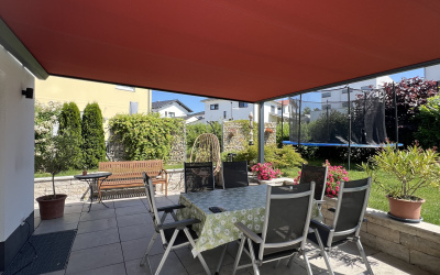 Markisenüberdachung mit seitlichem Sonnenschutzvorhang
