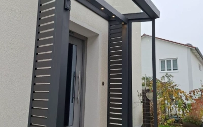 Eingangsbereich mit schwebendem Glasdach
