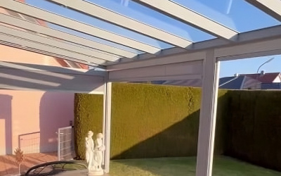 Ausfahrbare Gelenkarmmarkise mit Wandmontage
