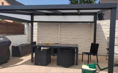 Carport mit transparentem Dach und gepflastertem Boden