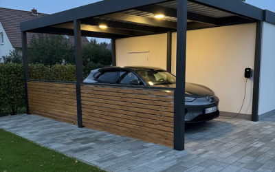 Schwarzer Carport mit geschlossener R&uuml;ckseite