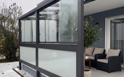 Moderner Wintergarten mit Glasdach