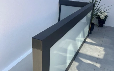 Balkongeländer aus satiniertem Glas und Aluminium
