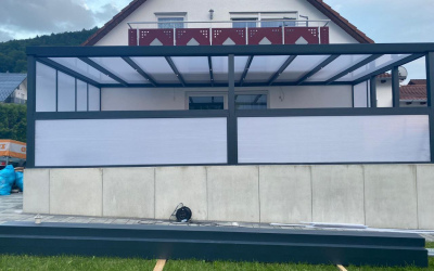 Moderner Wintergarten mit Glasdach