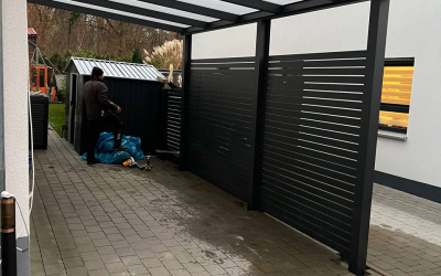 Carport mit Seitenmarkise und Holzoptik