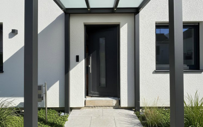 Eingangsvordach mit Holzimitat