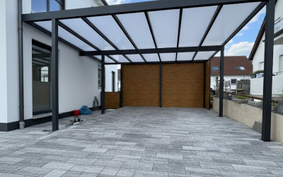 Offener Carport mit Holzimitat-Finish