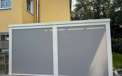 Markise mit Glasdach und seitlichem Sichtschutz
