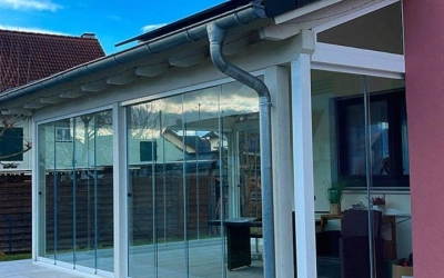 Wintergarten mit schwarzem Rahmen