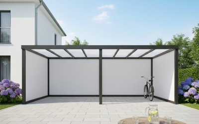 Carport mit Glasdach und parkendes Auto neben dem Haus