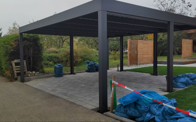 Schwarzer Carport mit geschlossener R&uuml;ckseite