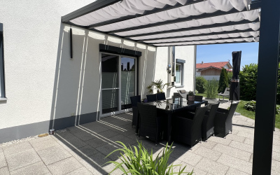 Markise mit Fernsteuerung und robustem Tuchsystem
