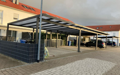 Carport mit dunkler Verkleidung und Flachdach